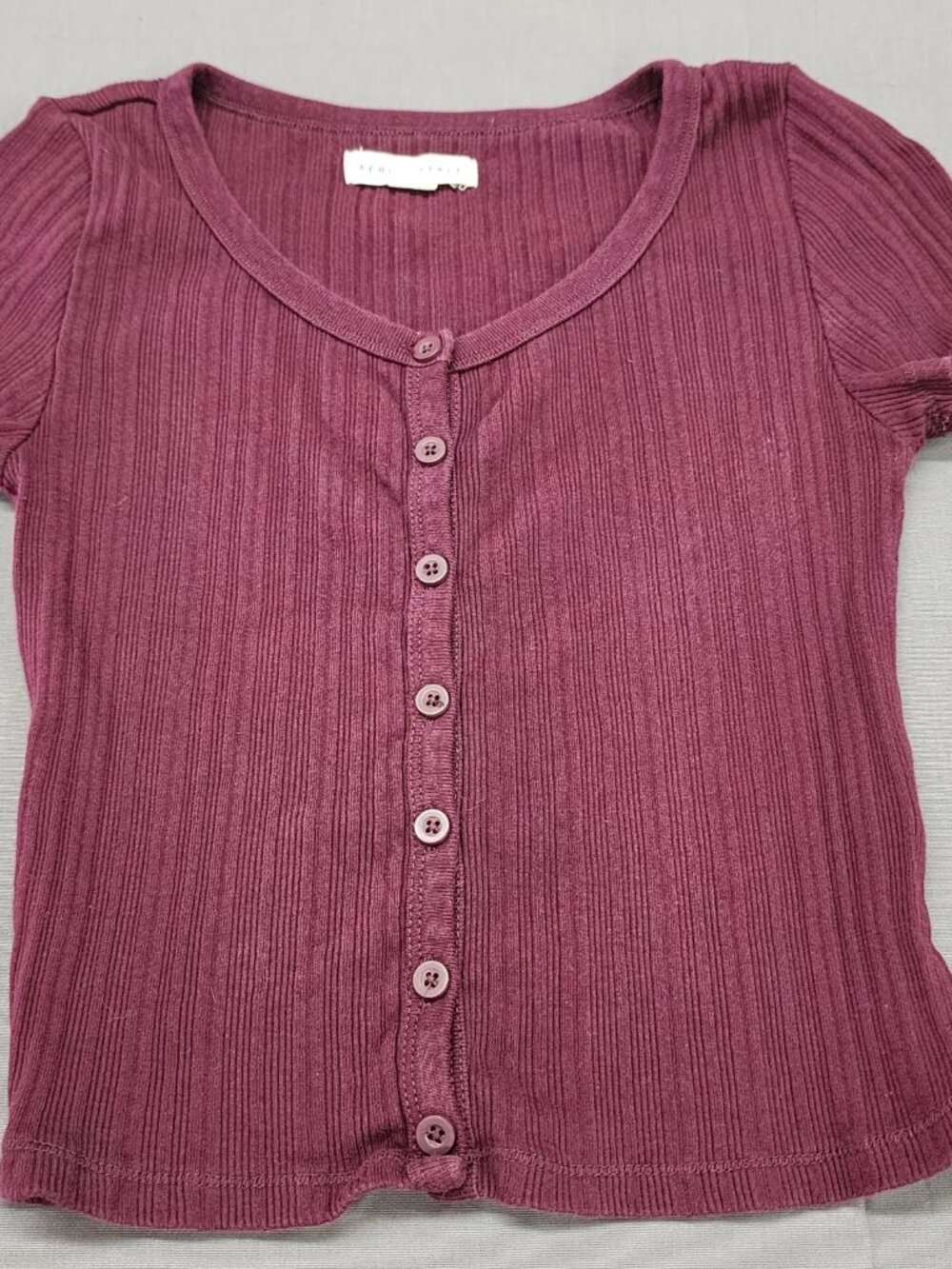 Aeropostale Womens M Burgundy Ribbed Button Front Cropped Tee Scoop Neck Top